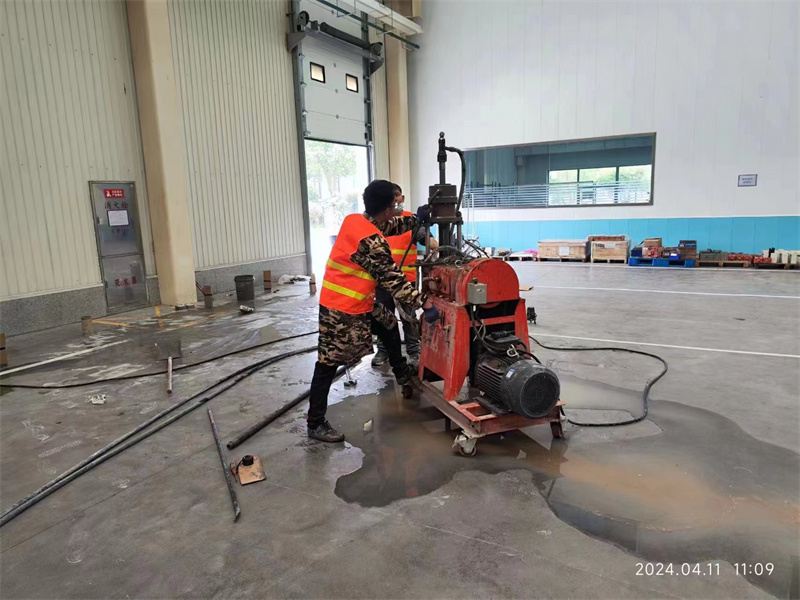 阿拉山口厂房地面下沉塌陷注浆加固施工